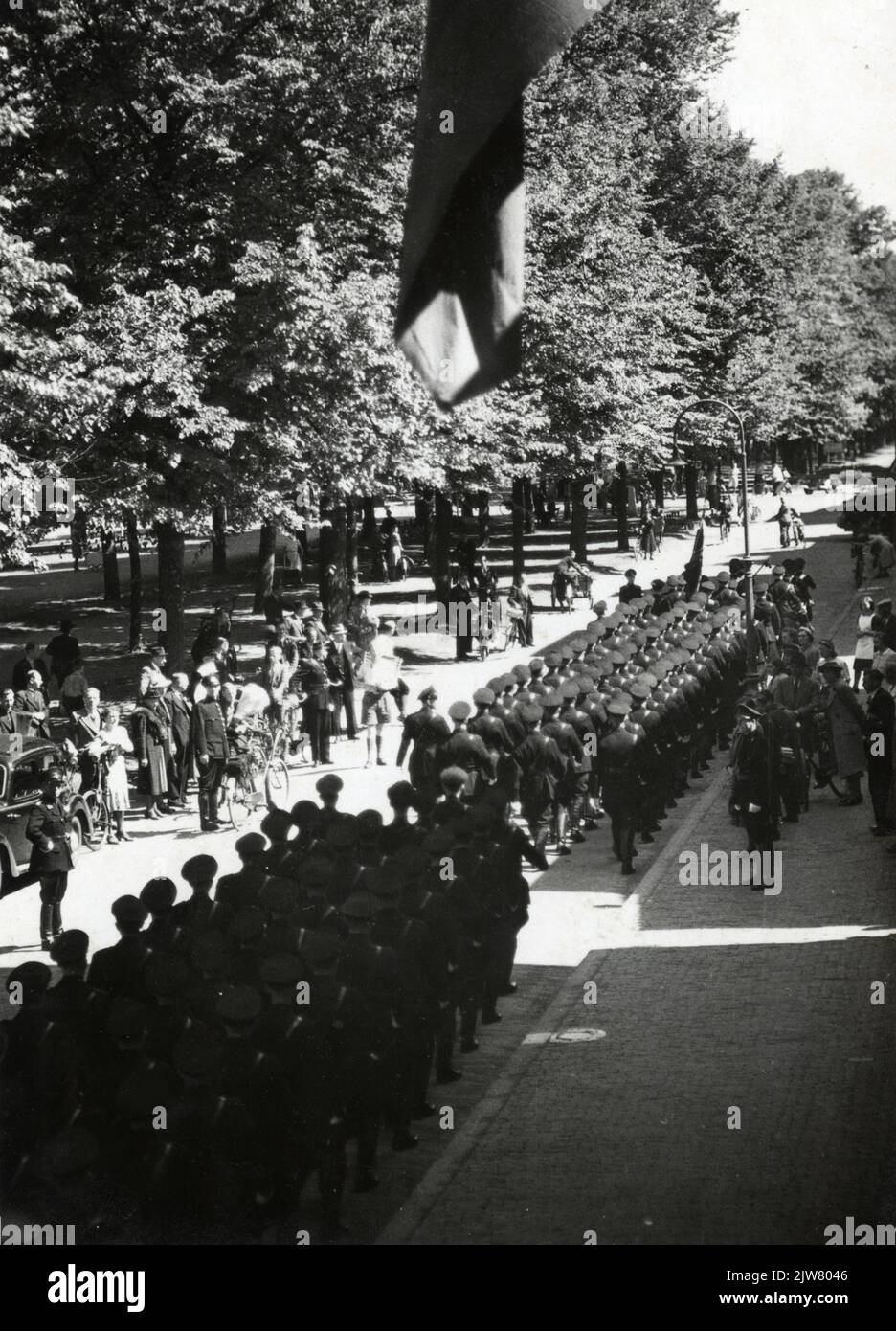 Image of members of the W.A .. (Weather department of the National Socialist Movement, N.S.B.) who for the headquarters of the N.S.B. (Maliebaan 35) in Utrecht form an honorary guard on the occasion of the visit of A. Hühnlein (Reichsleiter and Korpsführer of the N.S.K.K., National Sozialist Kraftfahrer Corps) to A.A. Mussert. Stock Photo