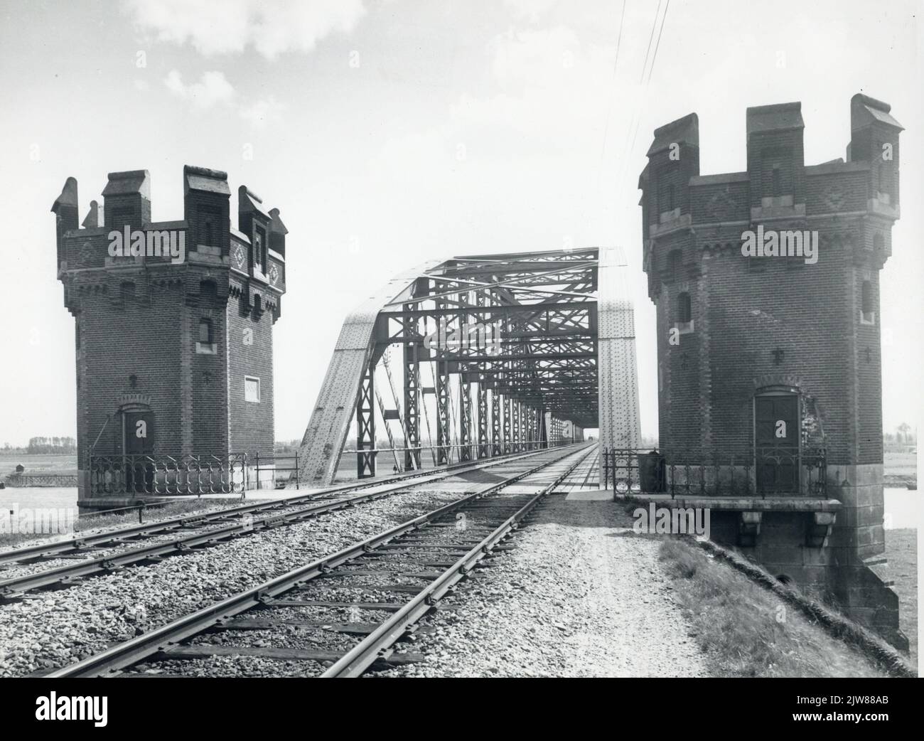 Single span railway bridge hi-res stock photography and images - Alamy