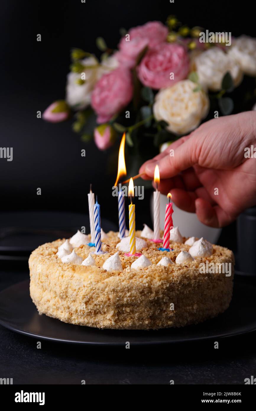 Whole holiday cake with crumbly shortcrust pastry and mini meringue