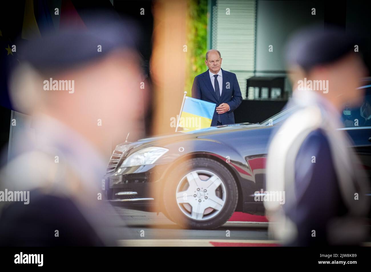 Berlin, Germany. 04th Sep, 2022. German Chancellor Olaf Scholz (SPD) receives Denys Schmyhal, Prime Minister of Ukraine, who arrives in front of the Chancellery in a limousine with a Ukrainian standard to greet him with military honors. Scholz and Schmyhal met for bilateral talks. Credit: Kay Nietfeld/dpa/Alamy Live News Stock Photo
