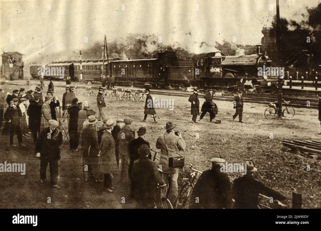 Image of the departure of the train, drawn by a steam locomotive from the series 3700/3800 of the N.S., with the remains of ex-empress Augusta Victoria on board from the yard in Maarn. In the foreground a number of press photographers. Stock Photo