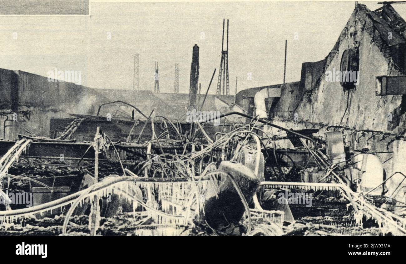 Building collapsed roof on fire hi-res stock photography and images - Alamy