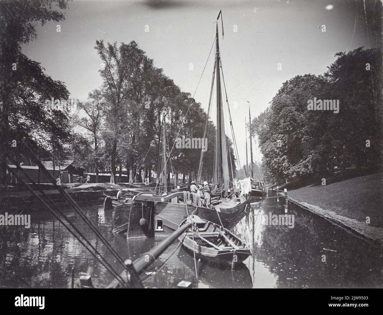 Image of a ship in the Stadsbuitengracht in Utrecht, with the Rijnkade on the left and the Catharijnesingel on the right. Stock Photo