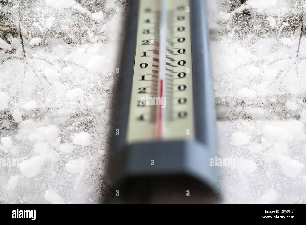 Cold weather thermometer hi-res stock photography and images - Alamy