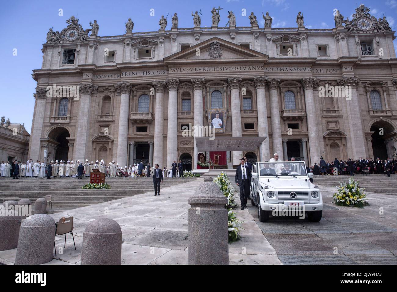 Vatican City, Vatican, 04  September 2022.  Pope Francis greets faithful as he leaves after the beatification ceremony o Pope John Paul I, in St. Peter's Square. Credit: Maria Grazia Picciarella/Alamy Live News Stock Photo