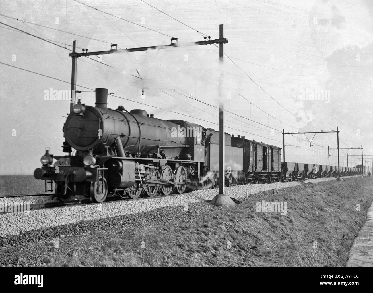 Image of the steam locomotive No. 4535 (series 4300/4400/4500, 'Austerities', ex War Department no. 77188) of the N.S. With a train consisting of underlossers with gravel (Ballast) for the track increase between Amsterdam and Utrecht. Stock Photo