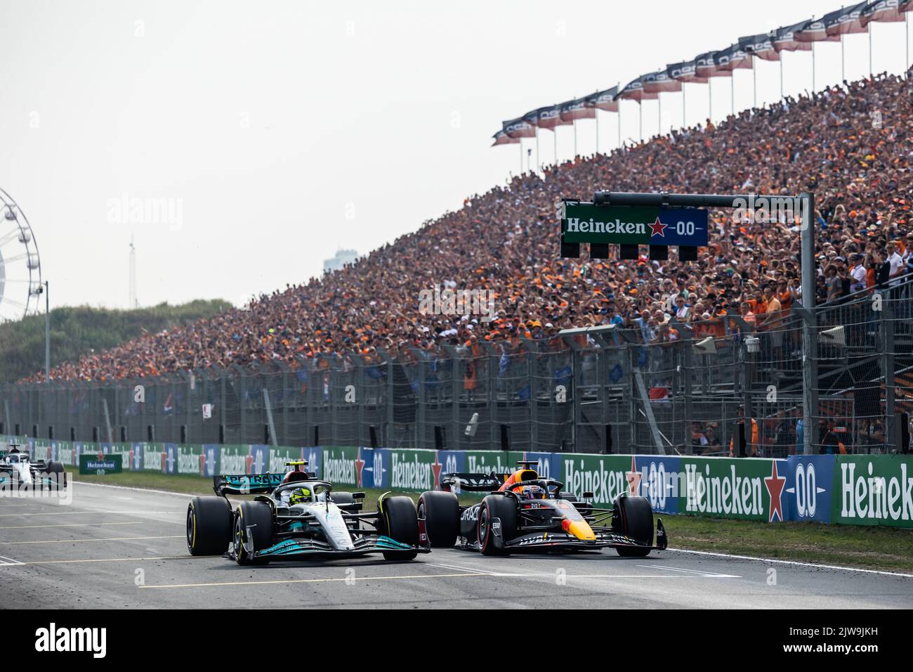 Restart after the safety car for 44 HAMILTON Lewis (gbr), Mercedes AMG