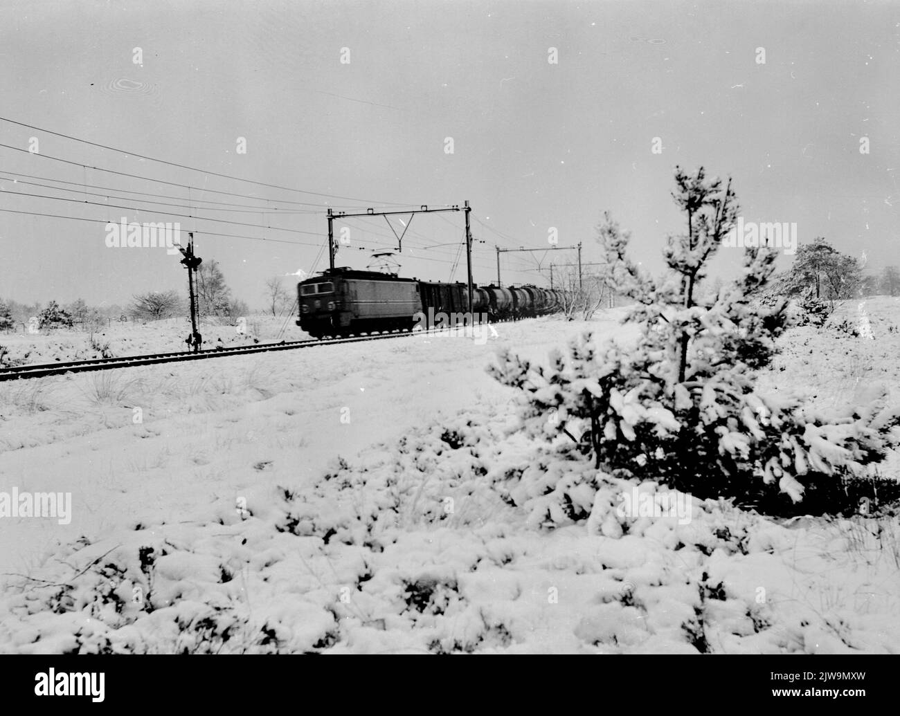 Image of a freight train (oil train), drawn by an electric