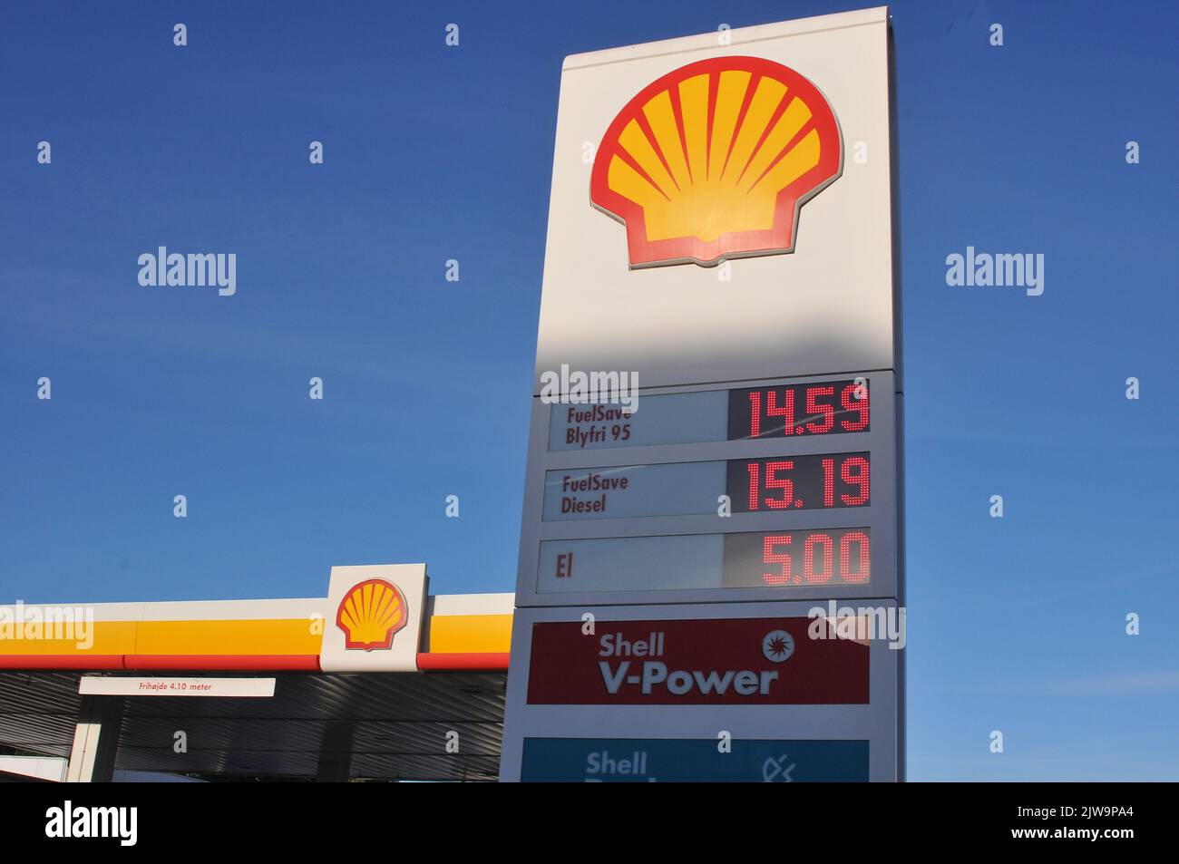 Kastrup/Copenhagen/Denmark/04 September 2022/Shell gasoline and shell