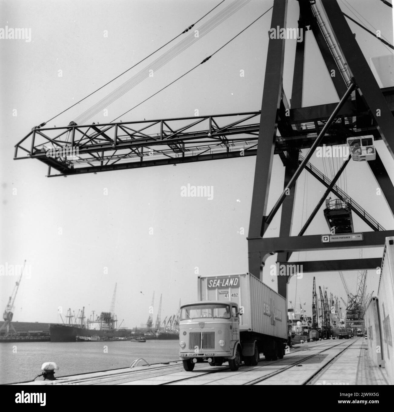 Image of the transhipment of containers of shipping company SeaLand on