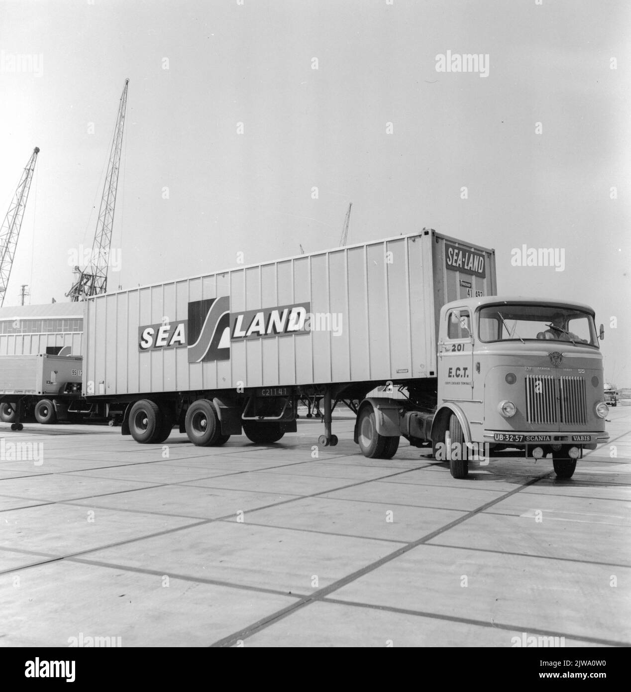 Image of the transhipment of containers of shipping company SeaLand on