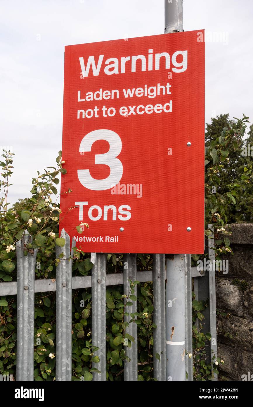 Network Rail Red Warning Sign reading Warning Laden weight not to exceed 3 Tons beside the bridge over the railway line in Trowbridge , Wiltshire, UK Stock Photo