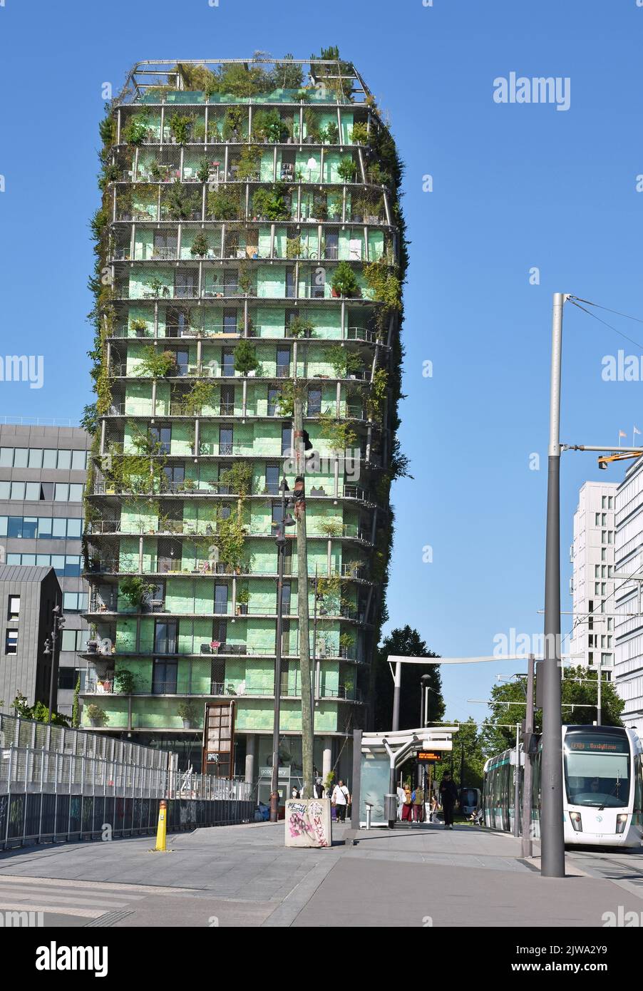 M6B2 de la Biodiversité, Biodiversity Tower, a 16 storey block of social housing apartments clad in steel netting planted with various plant types. Stock Photo