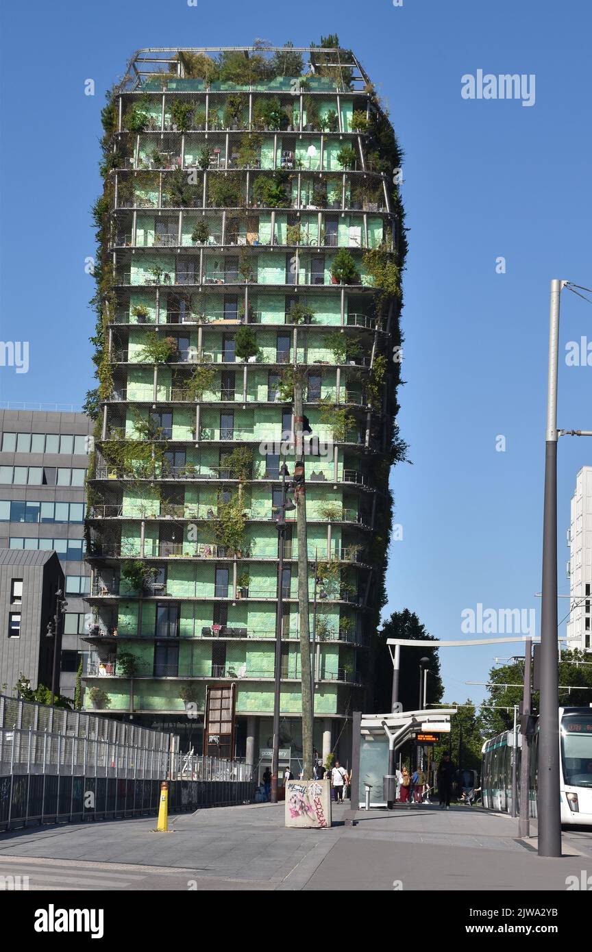 M6B2 de la Biodiversité, Biodiversity Tower, a 16 storey block of social housing apartments clad in steel netting planted with various plant types. Stock Photo