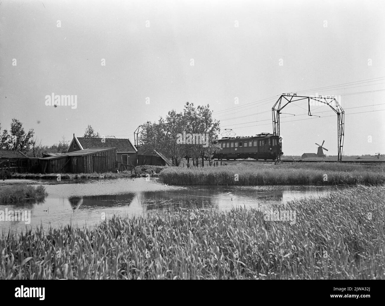 Image of an electric train consisting of carriages matt. 1924 ("block