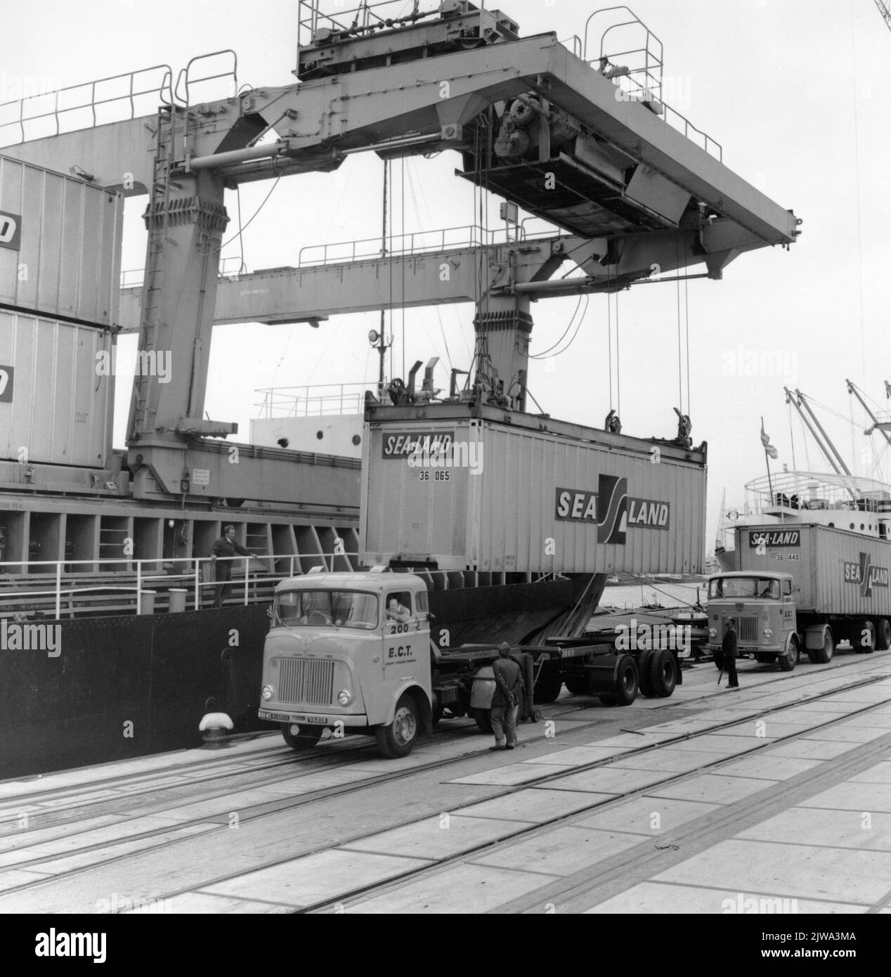 Image of the transhipment of containers of shipping company SeaLand on