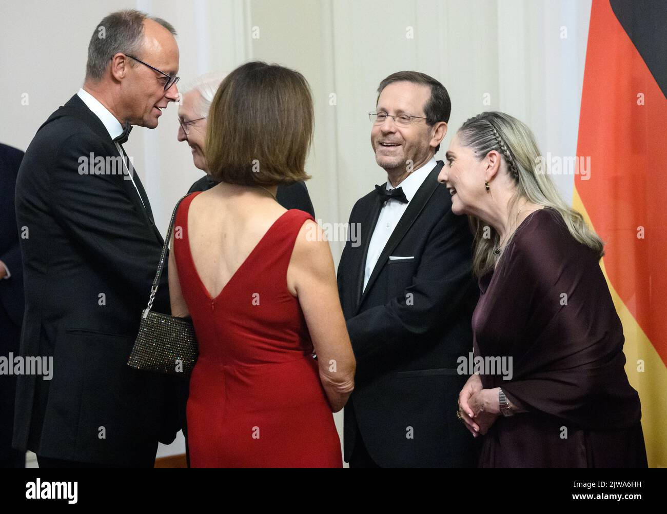 Berlin, Germany. 04th Sep, 2022. Friedrich Merz, Chairman of the CDU, and his wife Charlotte Merz talk with Izchak Herzog, President of Israel, and his wife Michal Herzog at the defile before the state banquet in honor of the Israeli President and his wife at Bellevue Palace. The Israeli president and his wife are on a three-day state visit to Germany. Credit: Bernd von Jutrczenka/dpa/Alamy Live News Stock Photo