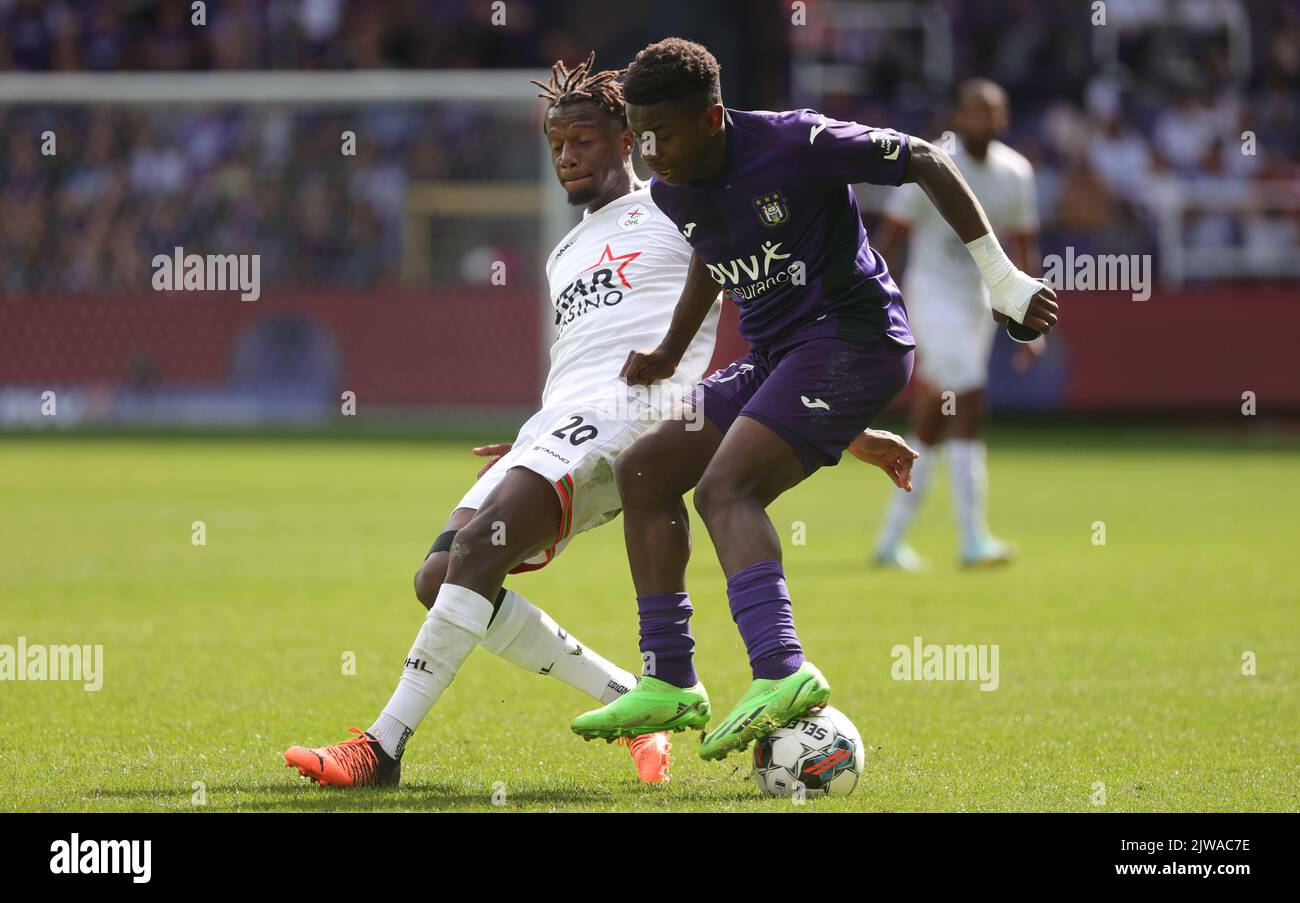 OHL's Hamza Mendyl and Anderlecht's Noah Sadiki fight for the ball during a soccer match between RSCA Anderlecht and OH Leuven, Sunday 04 September 2022 in Anderlecht, on day 7 of the 2022-2023 'Jupiler Pro League' first division of the Belgian championship. BELGA PHOTO VIRGINIE LEFOUR Stock Photo
