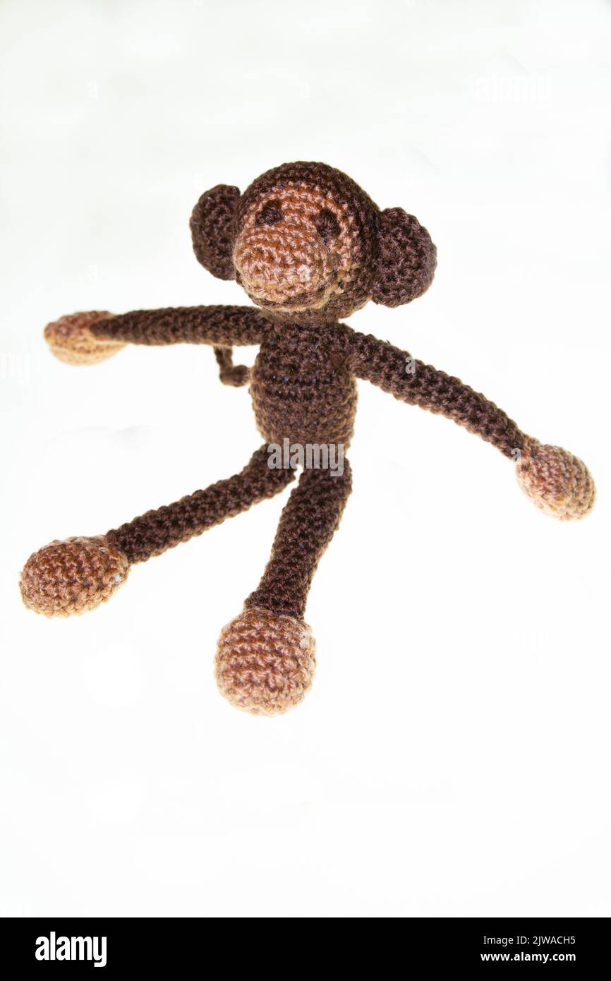 Gehäkelter kleiner Spielzeug Kuschel Affe mit Watte gefüllt Stock Photo