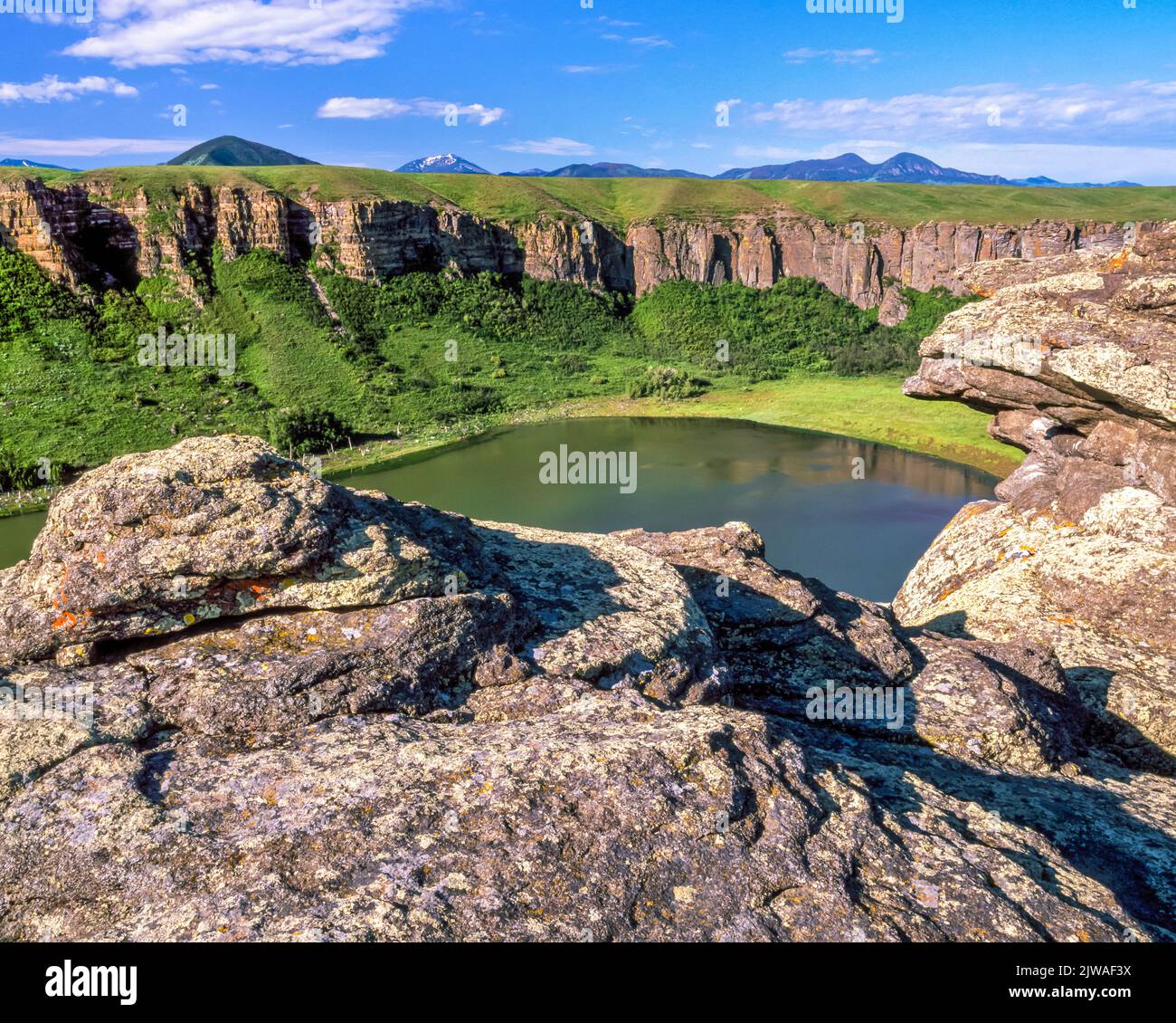 lost lake surrounded by cliffs in the shonkin sag glacial outflow channel below the highwood mountains near geraldine, montana Stock Photo