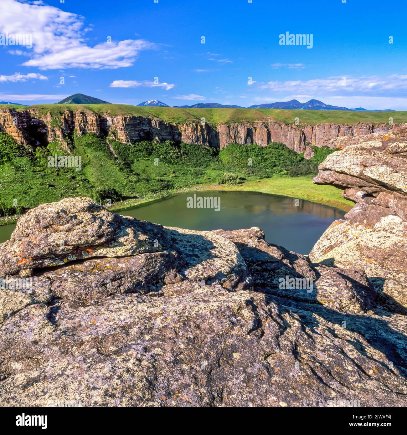 lost lake surrounded by cliffs in the shonkin sag glacial outflow channel below the highwood mountains near geraldine, montana Stock Photo