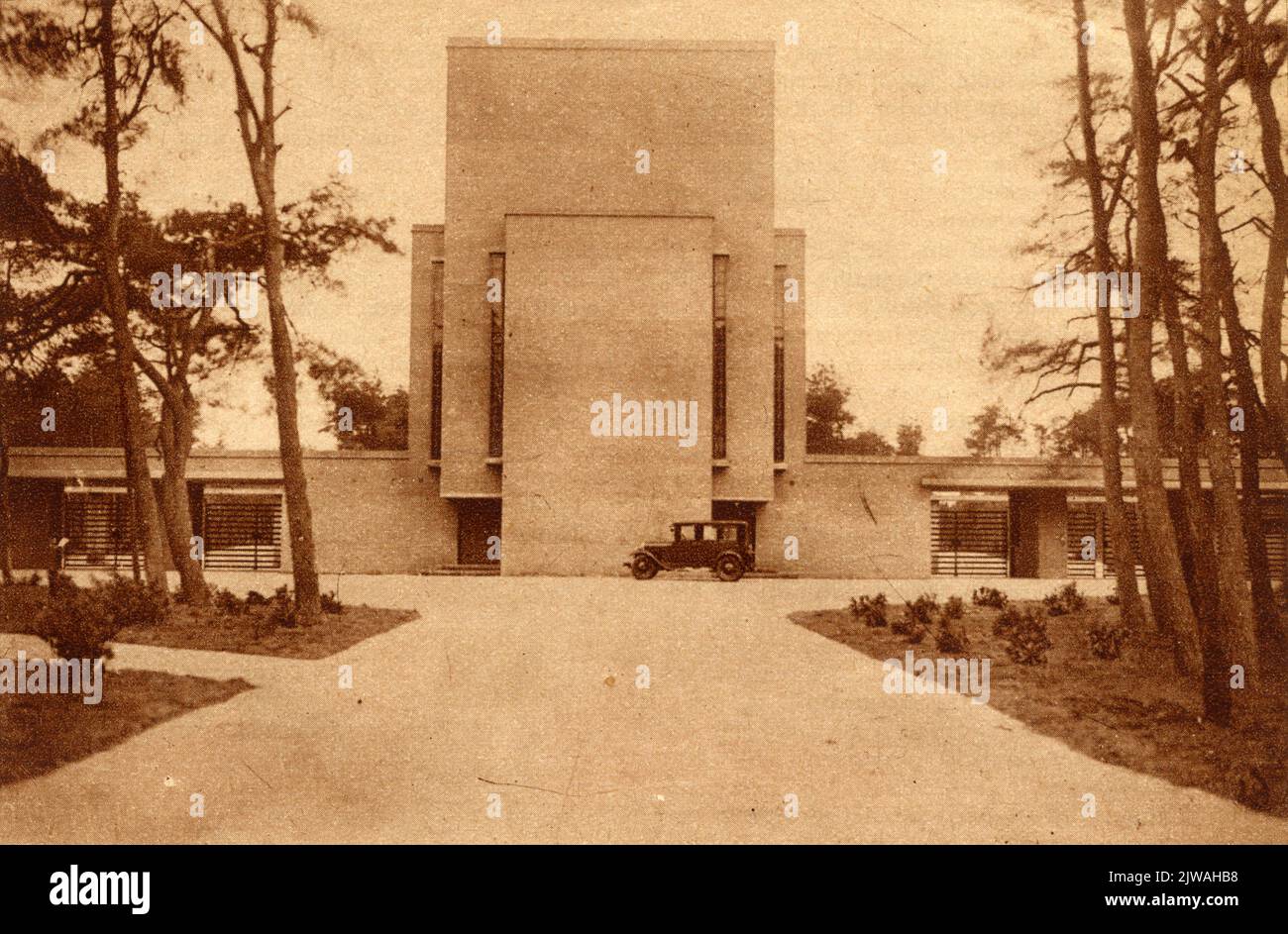 View of the facade of the auditorium of the General Cemetery Rusthof (Dodeweg 31) in Leusden View of the facade of the auditorium of the General Cemetery Rusthof (Dodeweg 31) in Leusden
