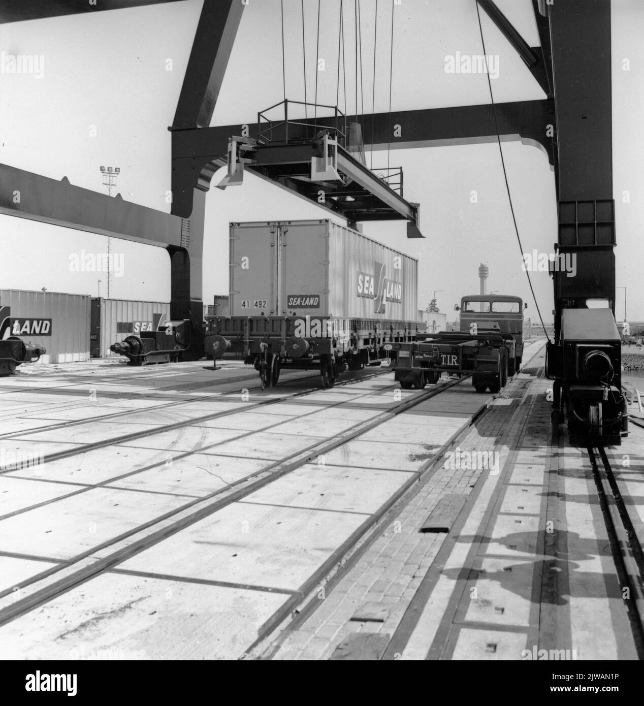 Image of the transhipment of containers of shipping company Sea-Land on ...
