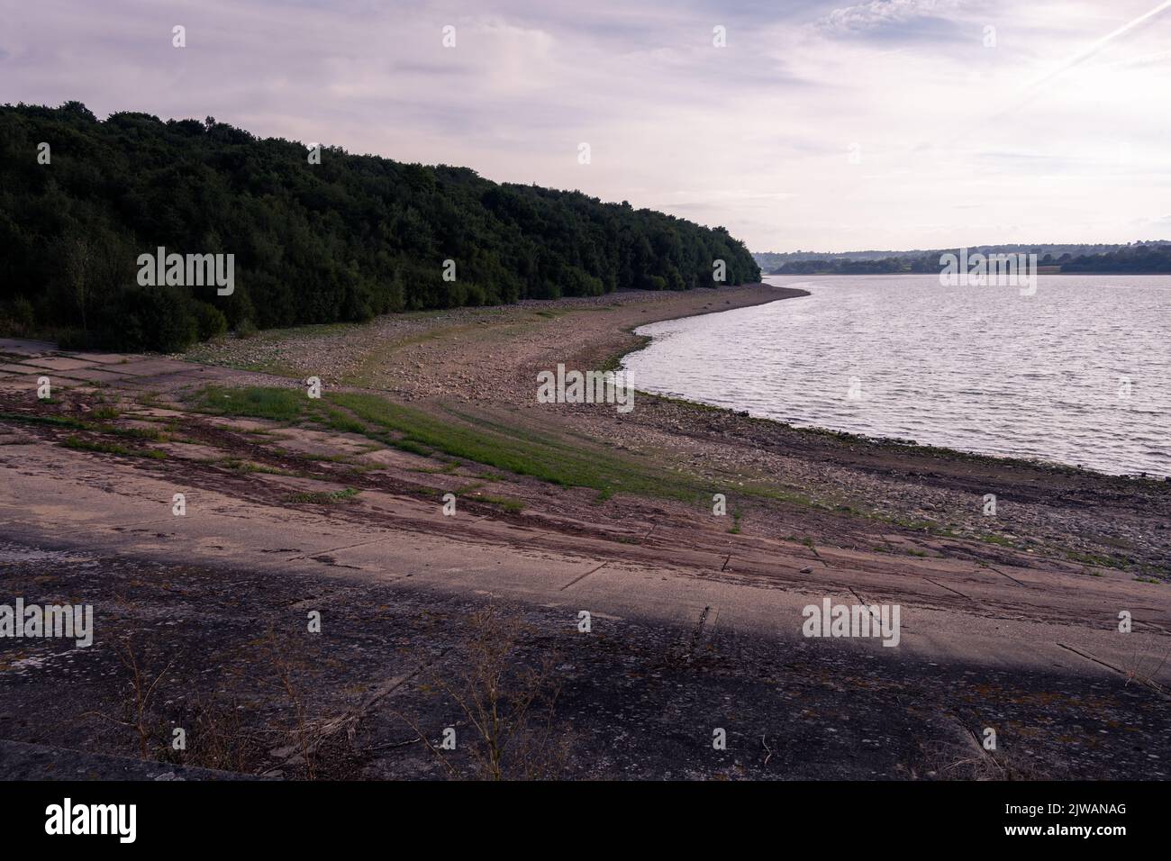 Low water level in summer 2022 in Bewl Water dam reservoir, East Sussex, England Stock Photo