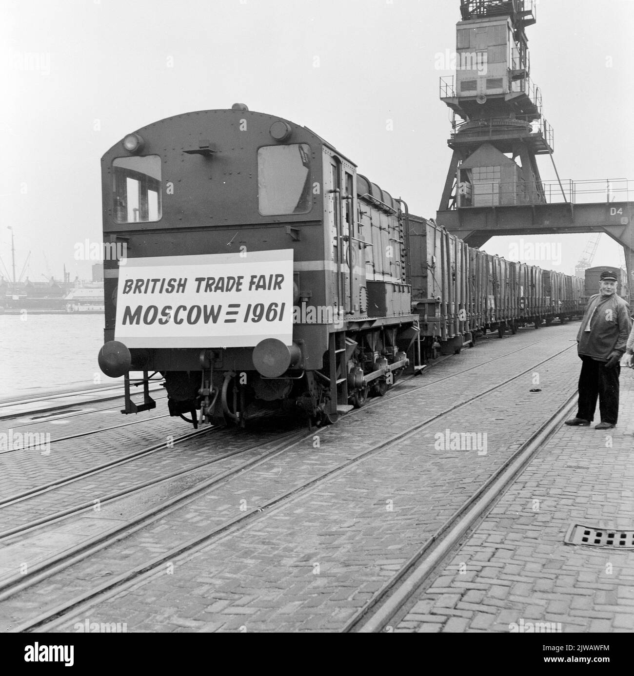 Image of the diesel-electric shunting locomotive no. 710 (series 700) of the N.S. With a special British transport for Moscow on the Merwedehaven in Rotterdam. Stock Photo