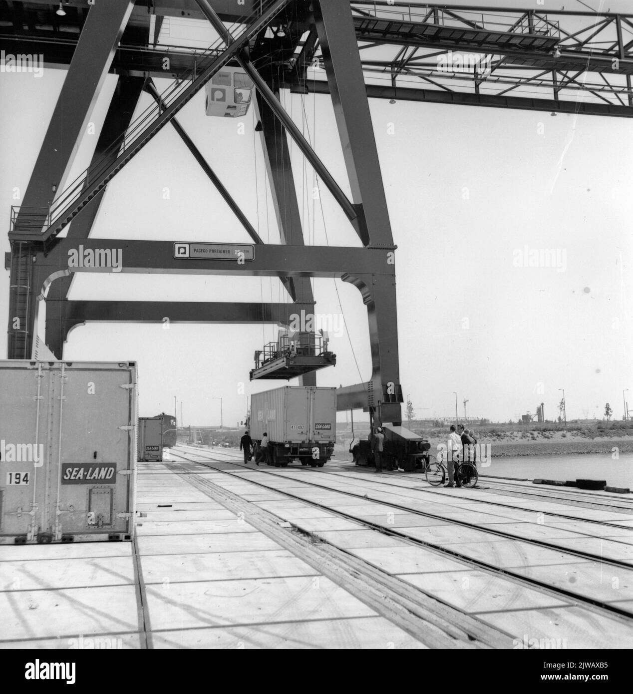 Image of the transhipment of containers of shipping company SeaLand on