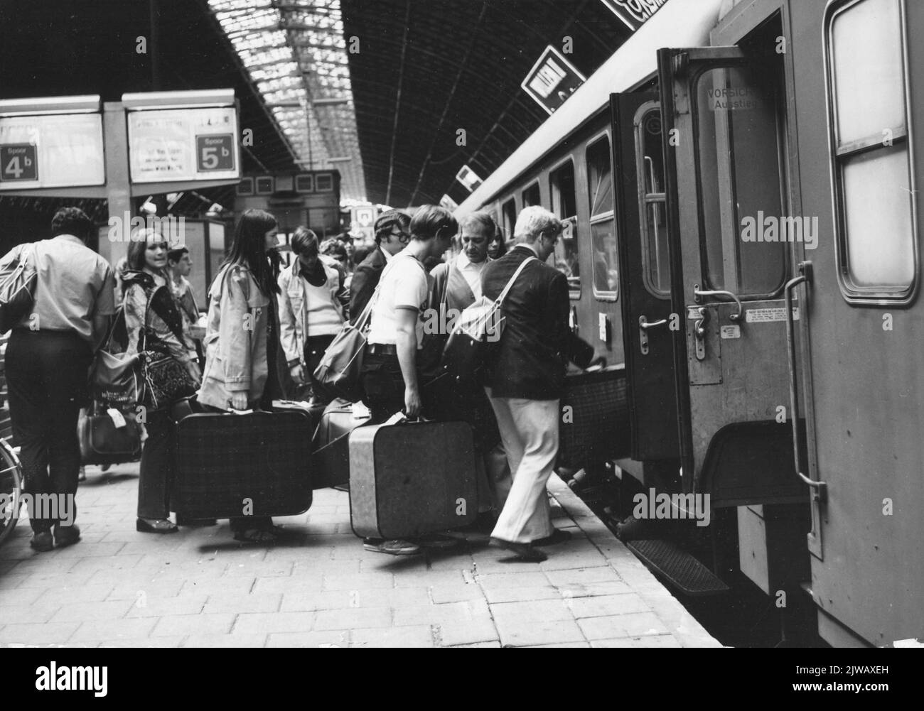 Image of boarding train passengers in the HollandWien Expres to Vienna on the second platform