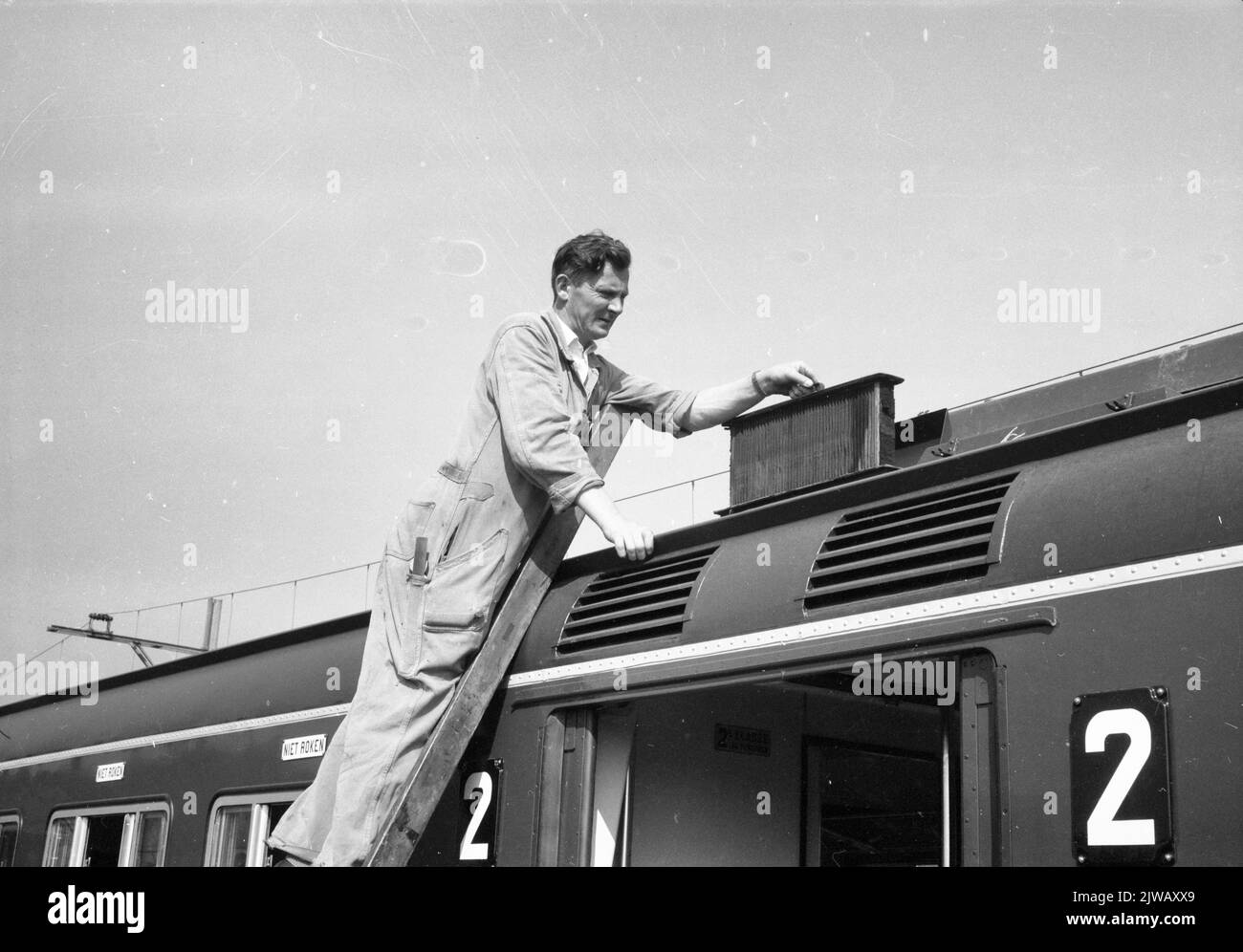 Image of work on the air transport devices of the electric train set no