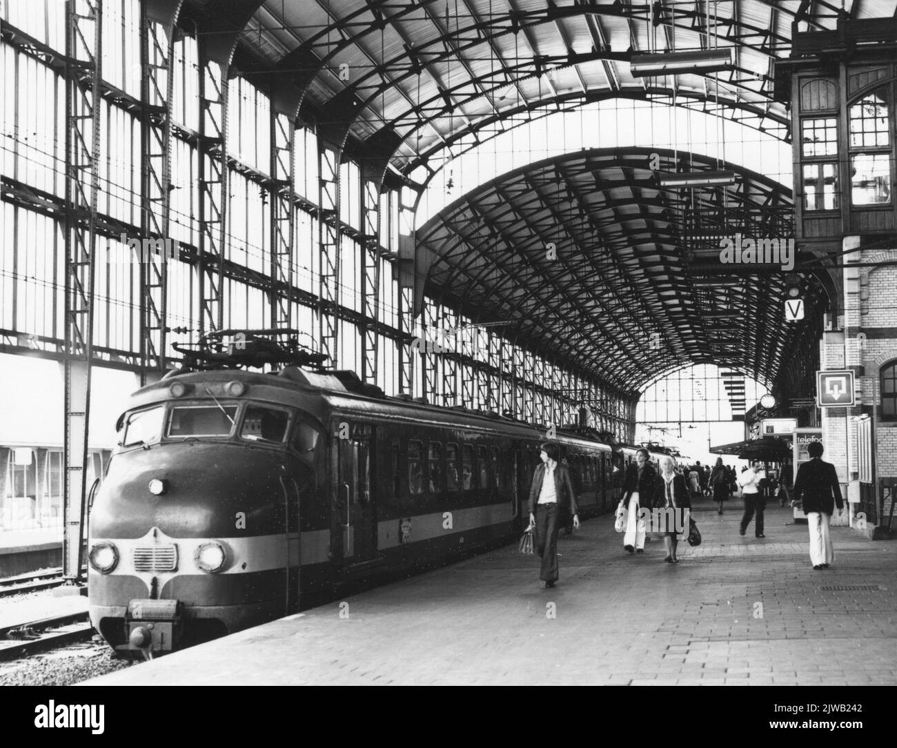 Image of a train consisting of electric train sets matt. 1954 (Benelux