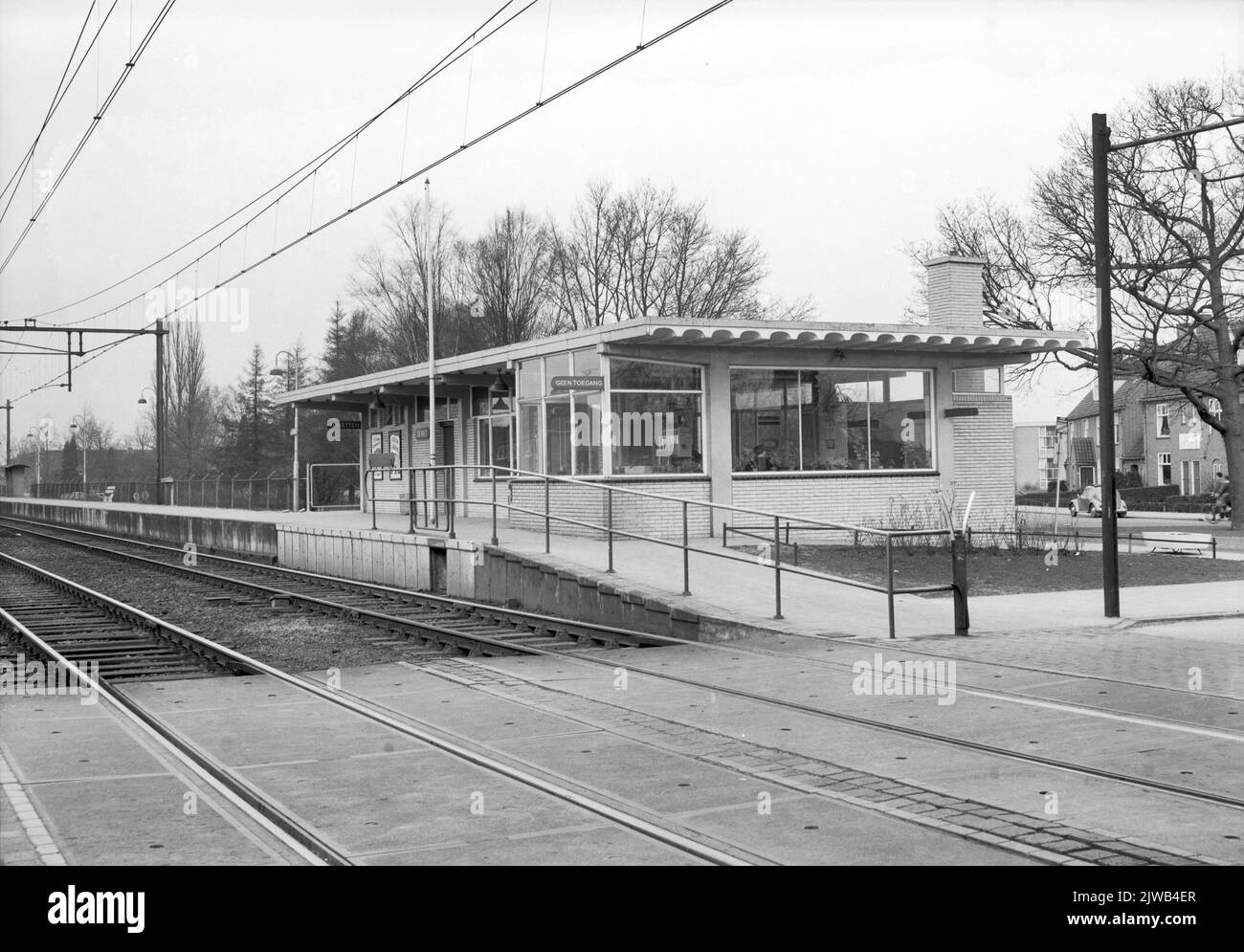 View of the platform side of the N.S. station De Riet in Almelo.n.b ...