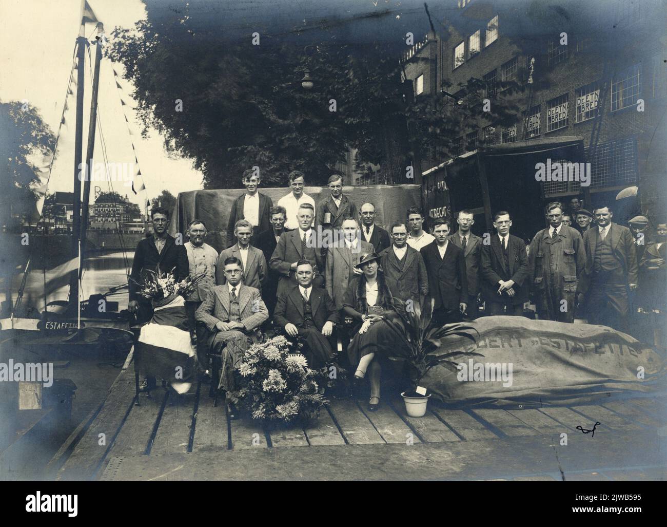 group-portrait-of-the-staff-of-the-n-v-rederij-estafette-during-a