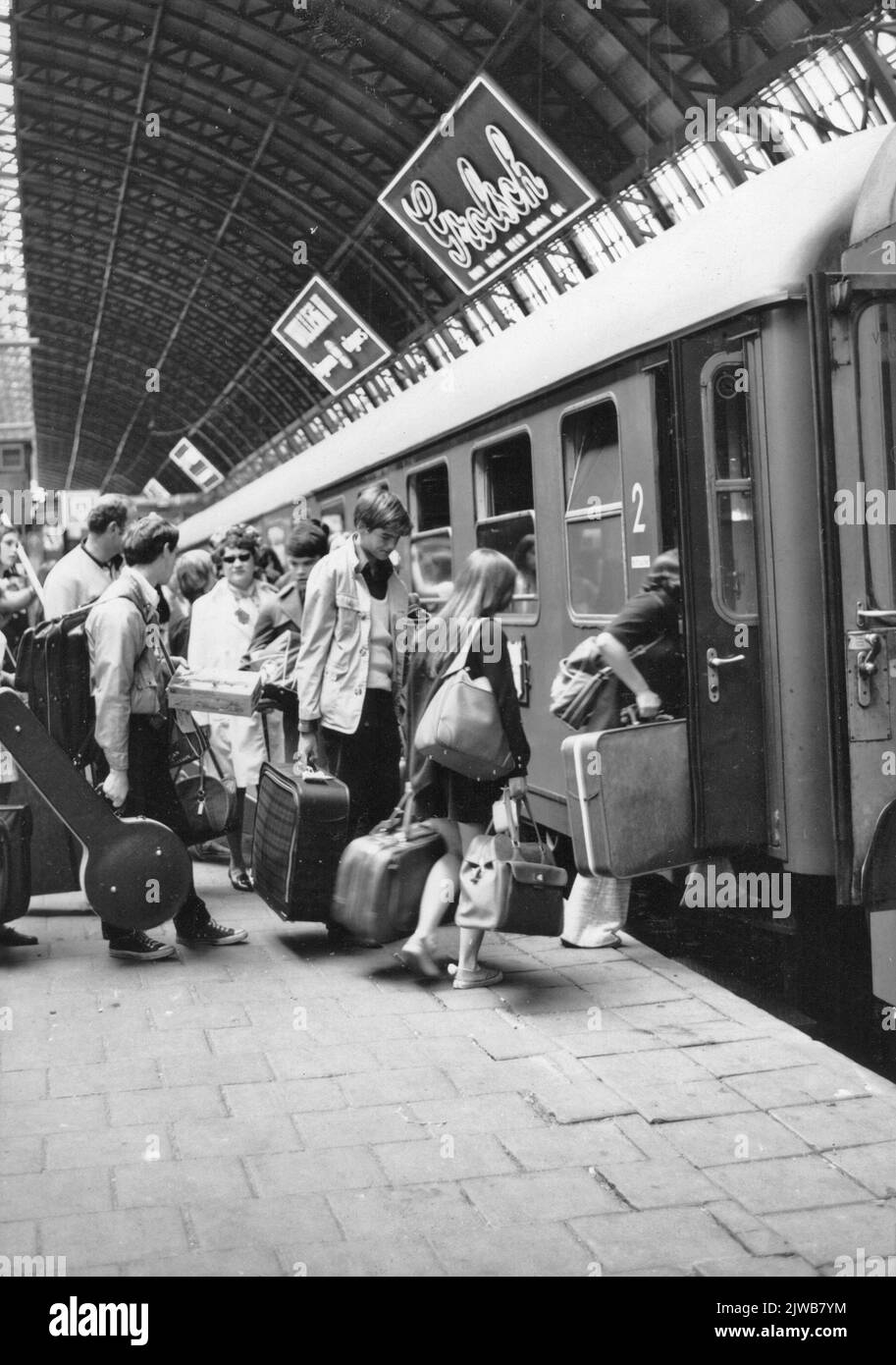 Image of boarding train passengers in the HollandWien Expres to Vienna on the second platform