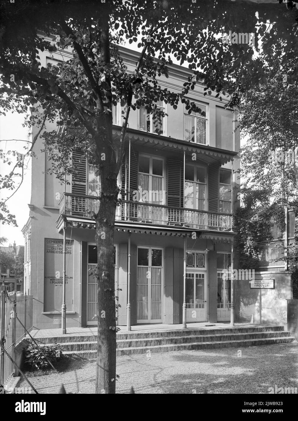 View of the side wall, with the entrance on the garden side, of the municipal and district labor fair (Kruisstraat 13) in Utrecht, from the Zuiden. The address Kruisstraat 13 was later changed to Kruisstraat 313. Stock Photo