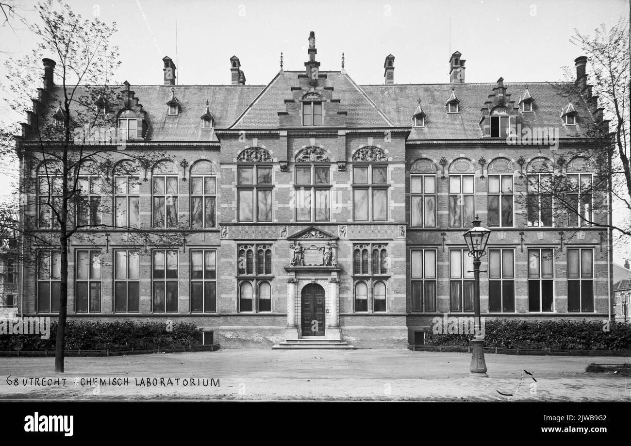 View of the facade of the organic-chemical and hygienic laboratory of the university (Catharijnesingel 60) in Utrecht.n.b. The address Catharijnesingel 60 was changed in 1921 to Catharijnesingel 59. Stock Photo
