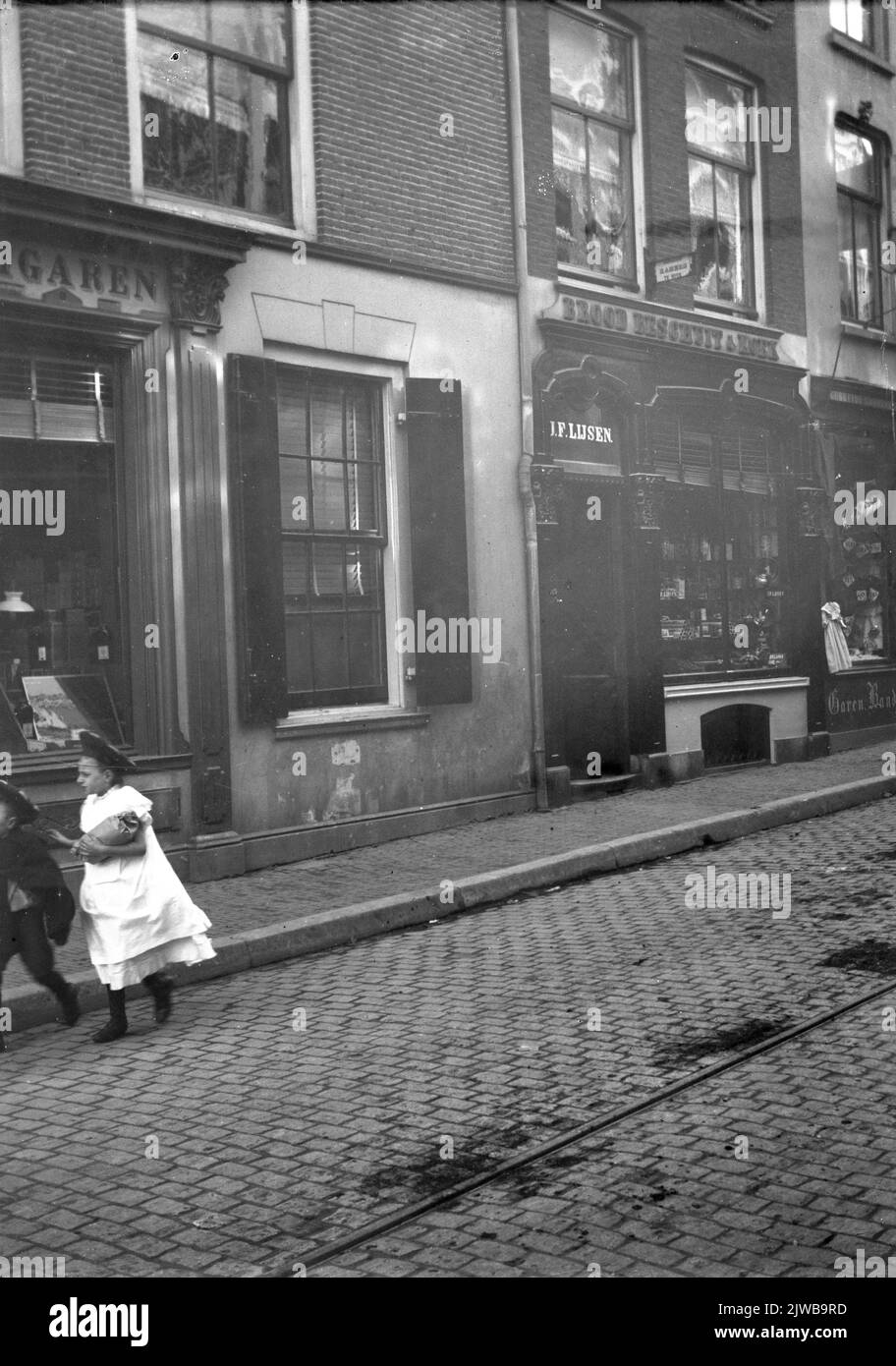 View of the front of the Potterstraat 1 in Utrecht with on the left