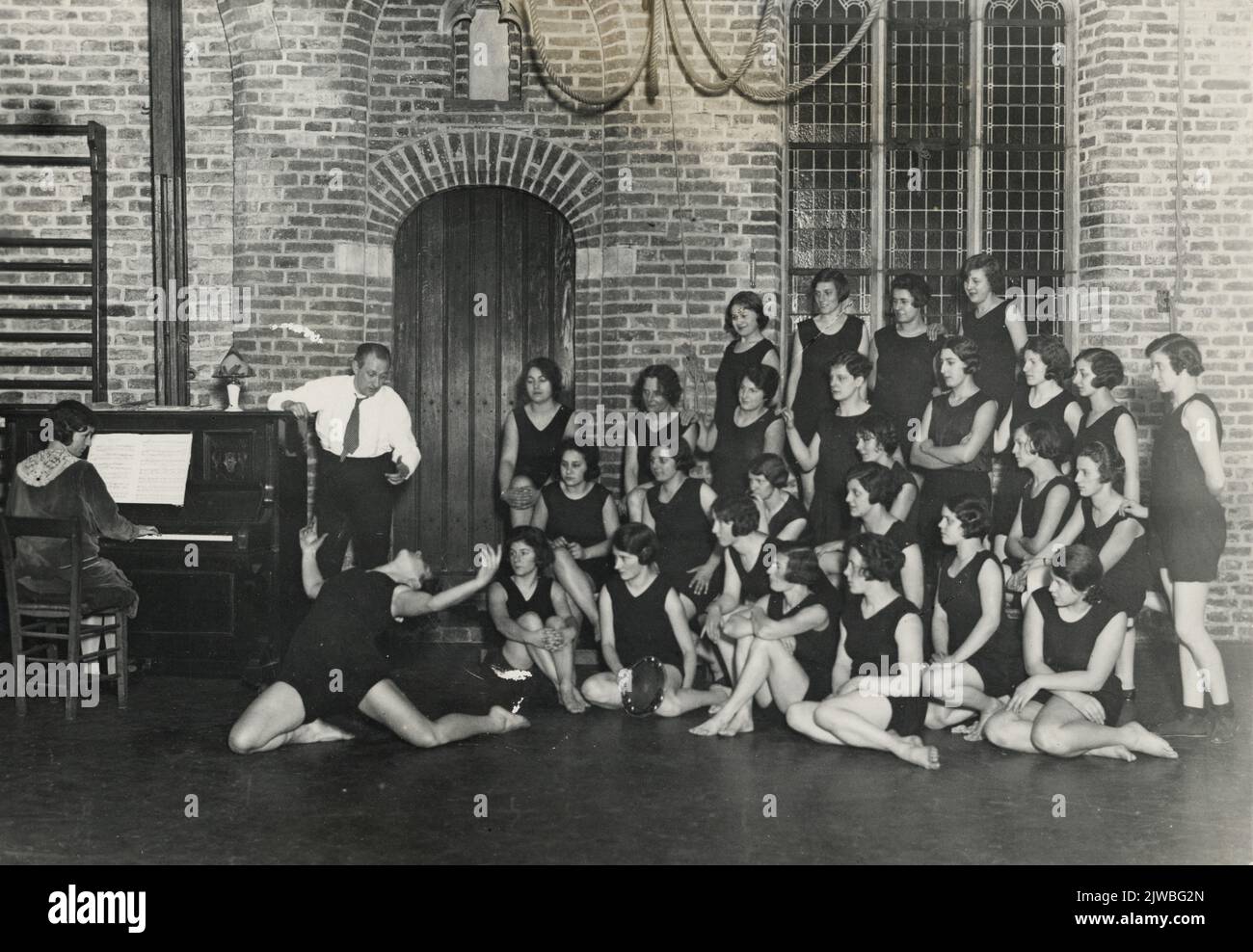 image-of-members-of-the-utrecht-gymnastics-and-screen-association-bato
