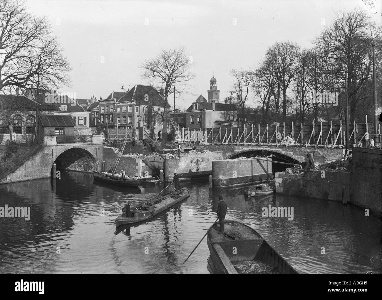View of the Tolsteegbrug over the Stadsbuitengracht in Utrecht, during the demolition, from the southwest; On the left the Bijhouwerbrug. Stock Photo