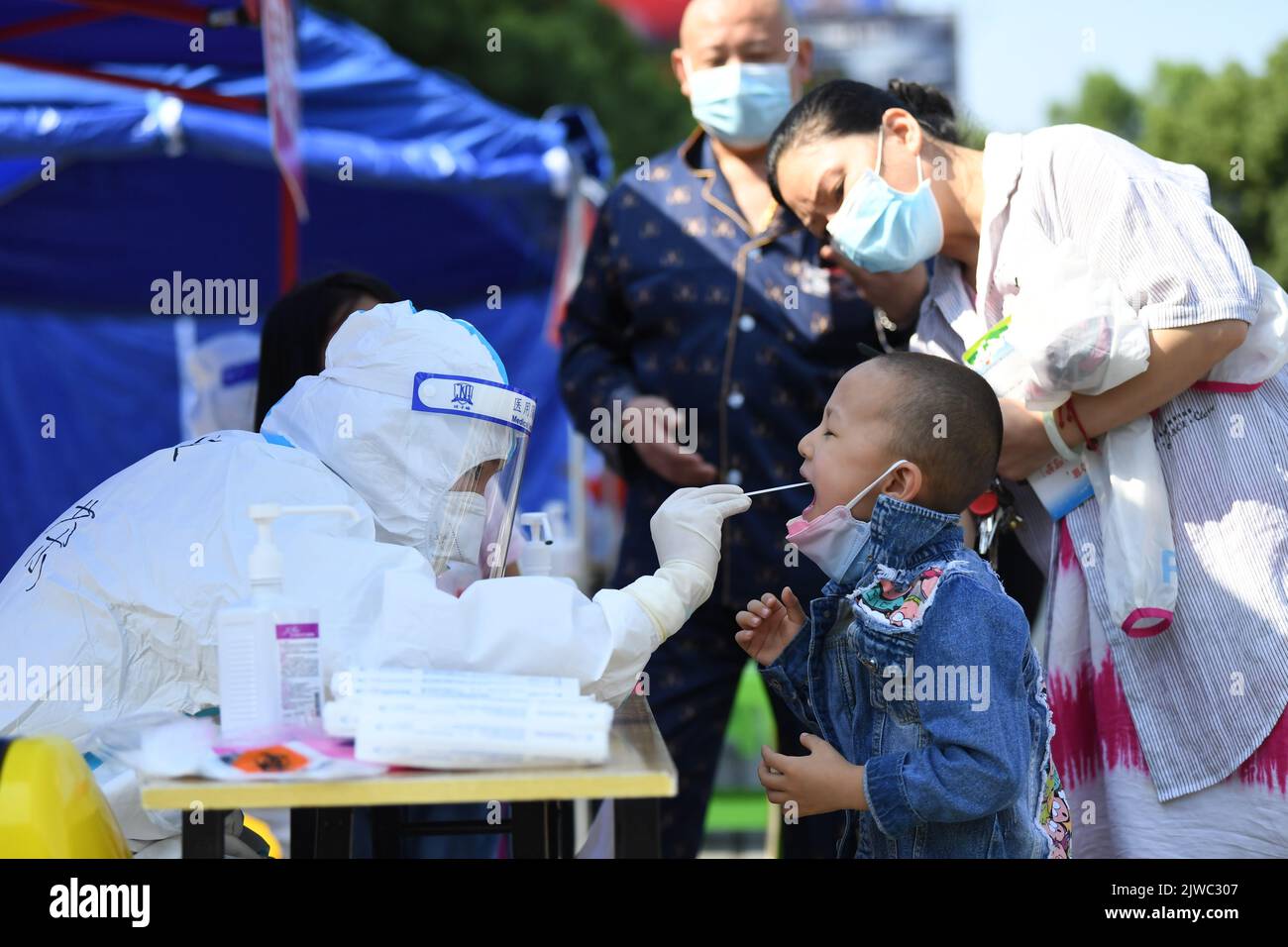 GUIYANG, CHINA SEPTEMBER 5, 2022 Medical staff conduct nucleic acid