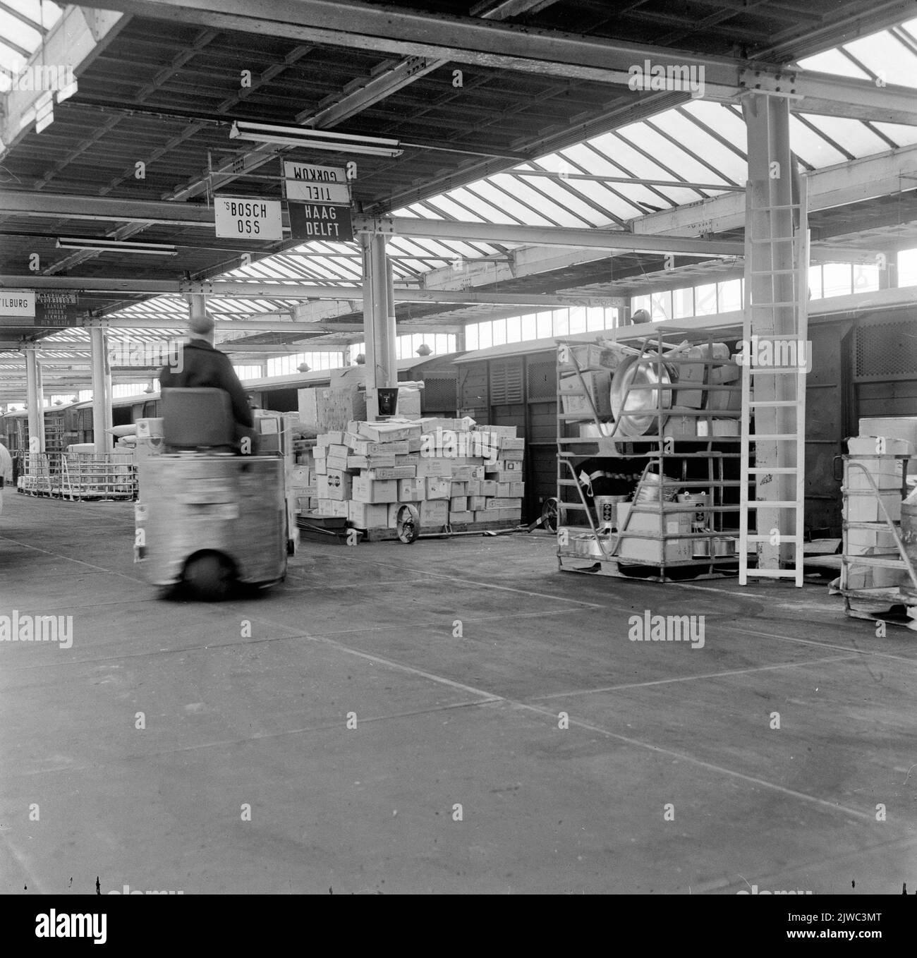 Interior of the goods shed by the N.S. in Zwolle, while loading a train