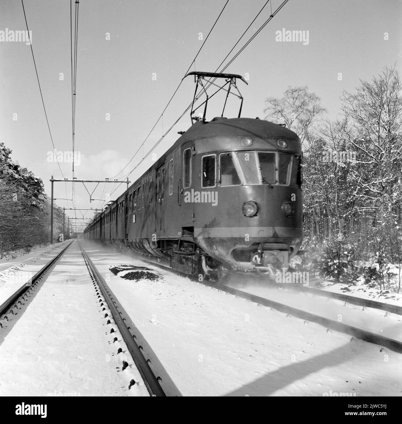 Image of two linked electric train sets matt. 1946 of the N.S. In the