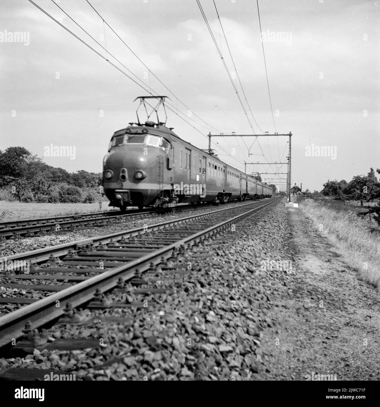Image of two linked electric train sets matt. 1954 of the N.S. near