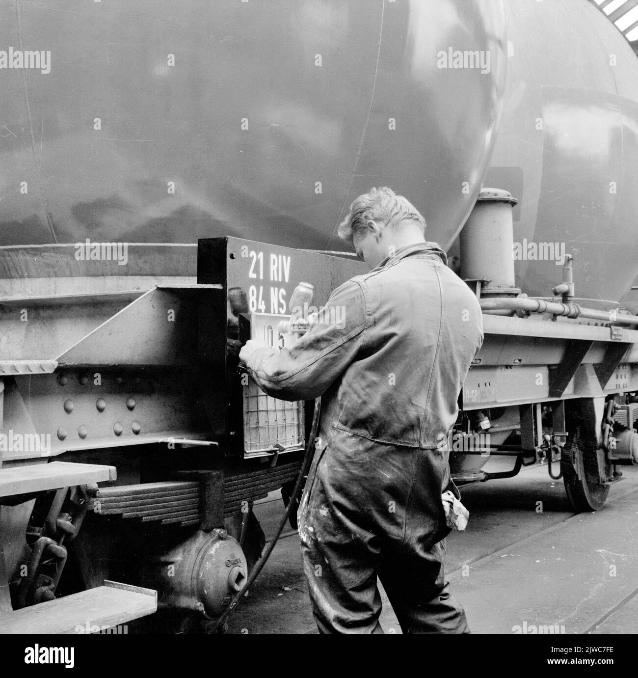 Image of an employee of the main workshop of the N.S. in Amersfoort ...