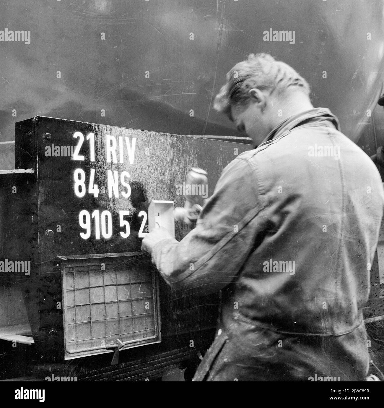 Image of an employee of the main workshop of the N.S. in Amersfoort ...