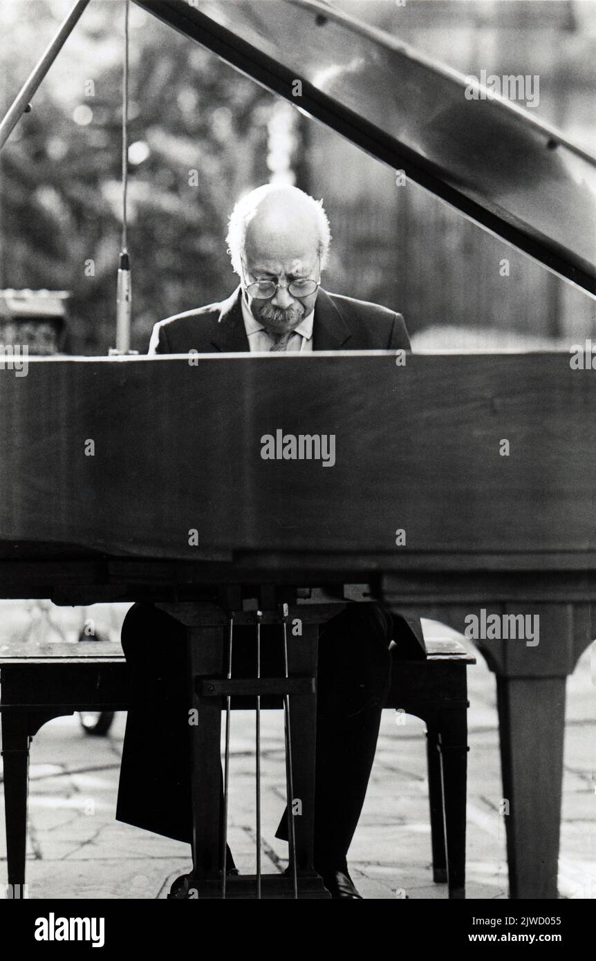 Jazz piano great Tommy Flanagan performs at an outdoor concert in the gardens of the Brooklyn Museum in New York City in the early 1980s. Stock Photo