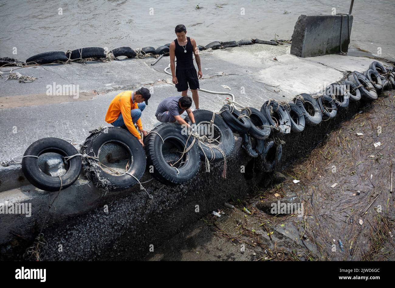 Taipei. 05th Sep, 2022. Workers repair a wharf in the fishing port damaged by waves caused by high winds and rainfall during Ninnamnor typhoon in Tamsui, Taiwan on 05/09/2022 by Wiktor Dabkowski Credit: dpa/Alamy Live News Stock Photo