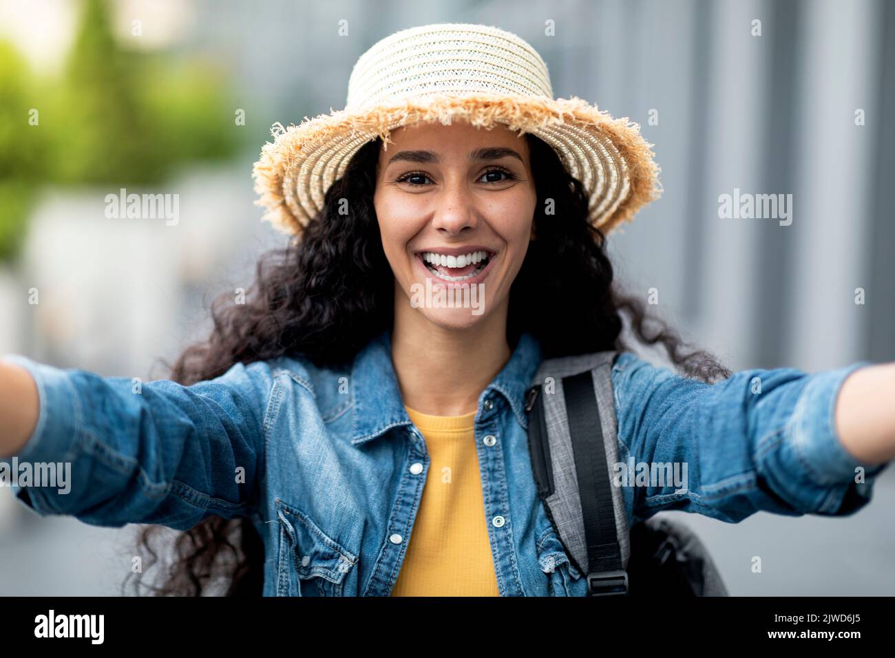 Happy traveler woman taking hi-res stock photography and images - Alamy